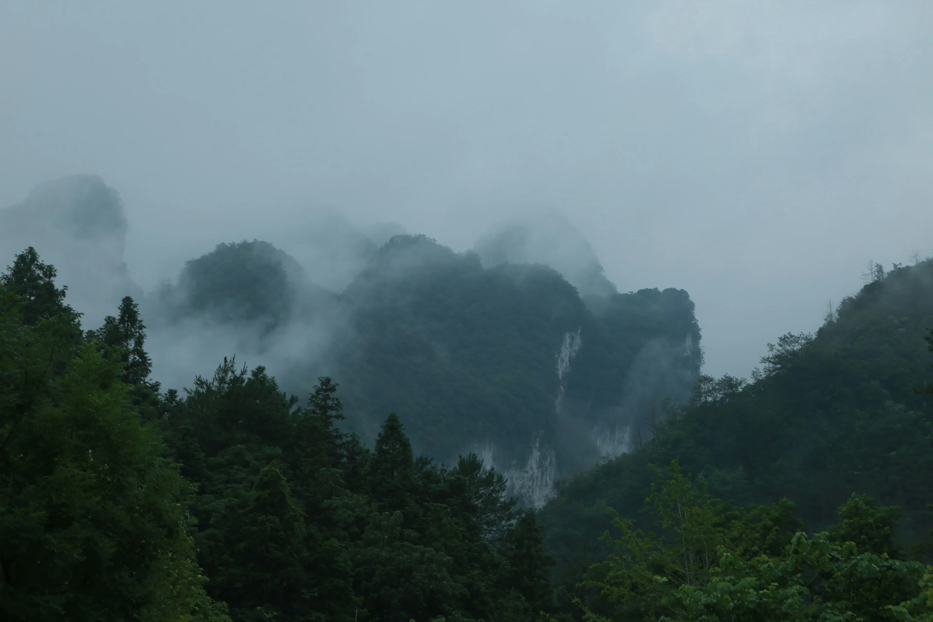 贵州荔波层叠山峦被雾气覆盖