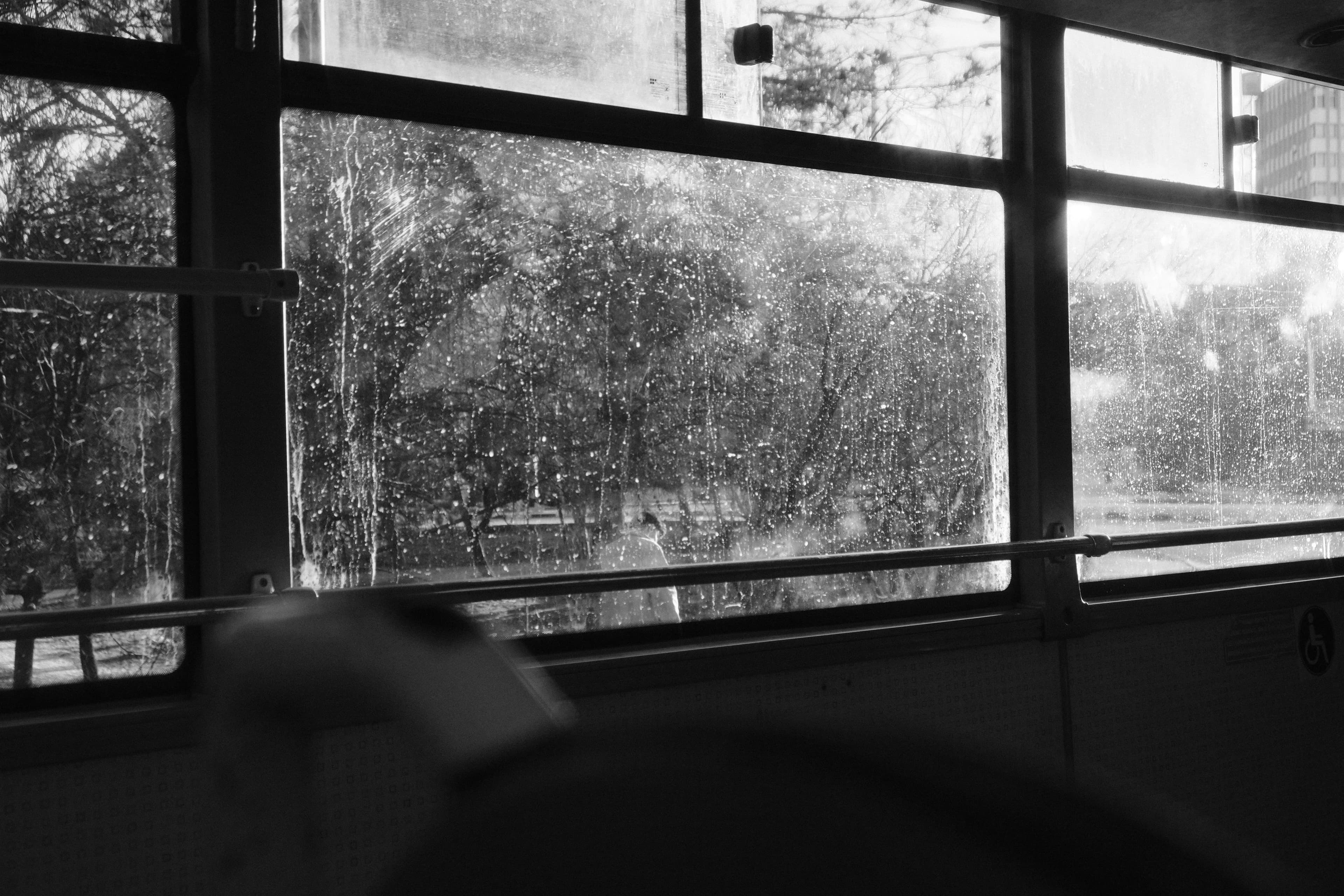 雨滴落在窗面，窗外光线变得模糊